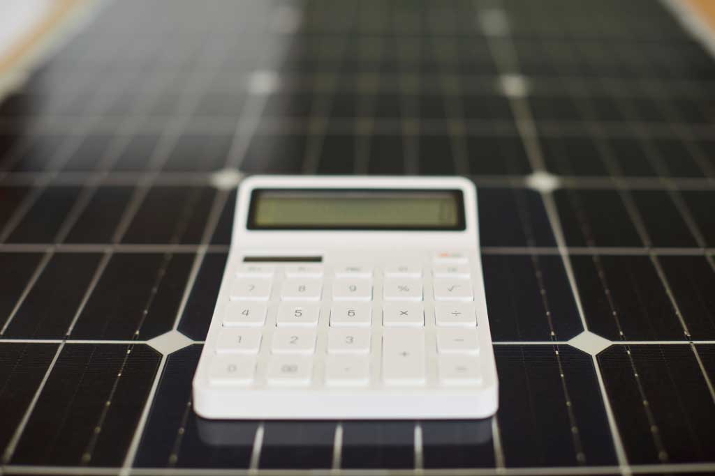 Calculating solar ROI and energy savings with a calculator